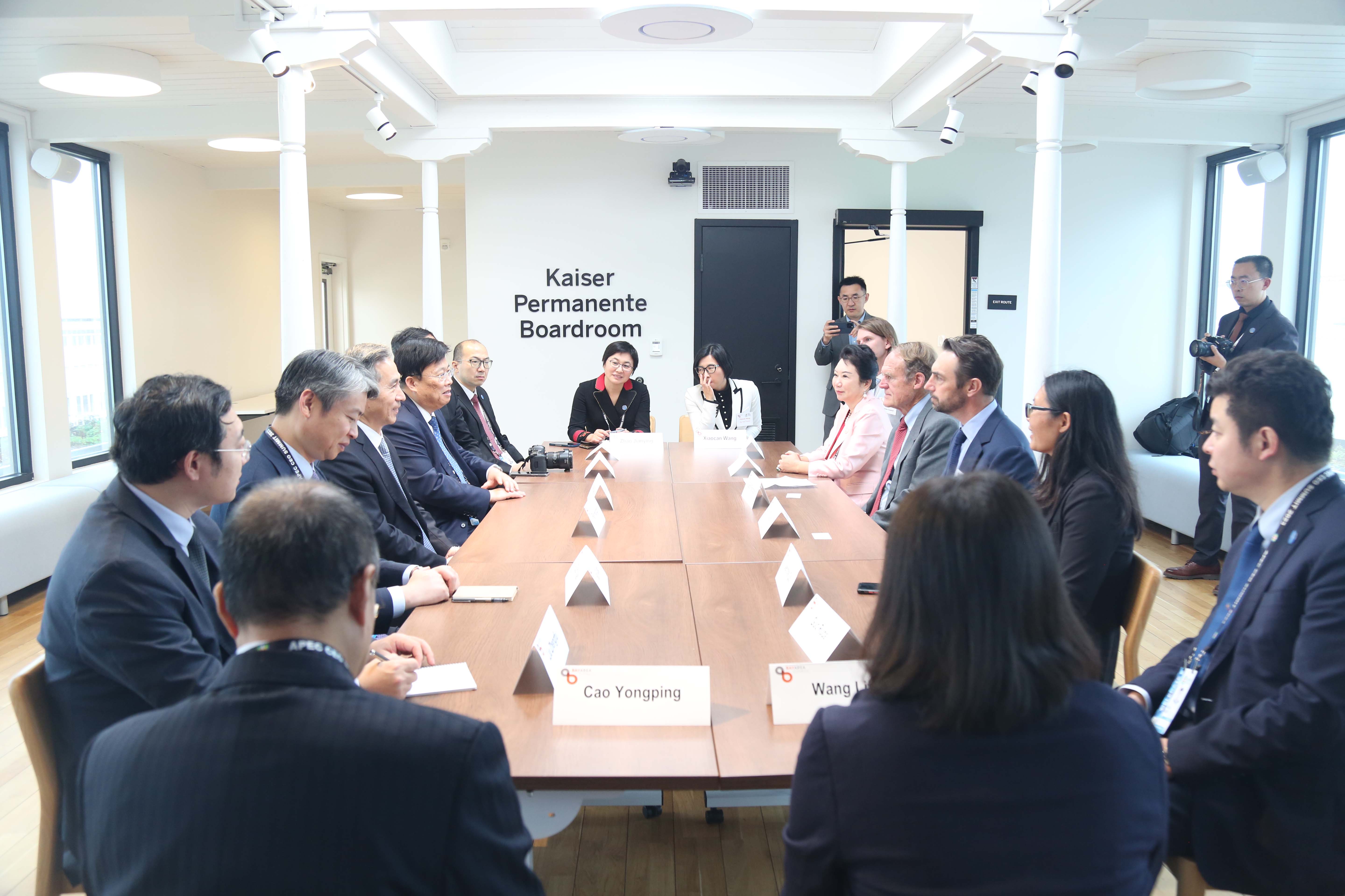 bte365集团董事局李俐与中国贸促会会长任鸿斌交流